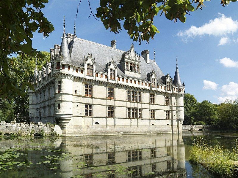 Château d'Azay-le-Rideau reflected in the water that surrounds it