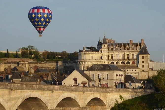 A hot-air balloon over the Château Royal d'Amboise and the bridge across the Loire